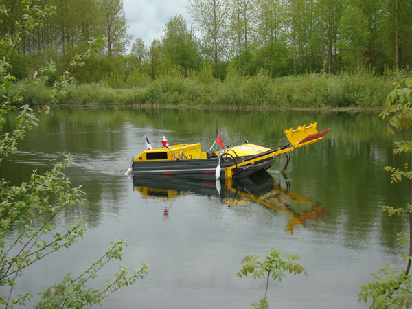 Barco para remoção de vegetação aquática
